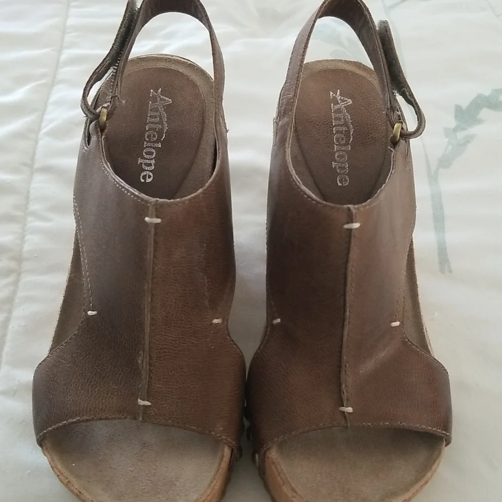 Like new, Excellent condition Antelope cork wedges. Size 6 - Picture 3 of 5